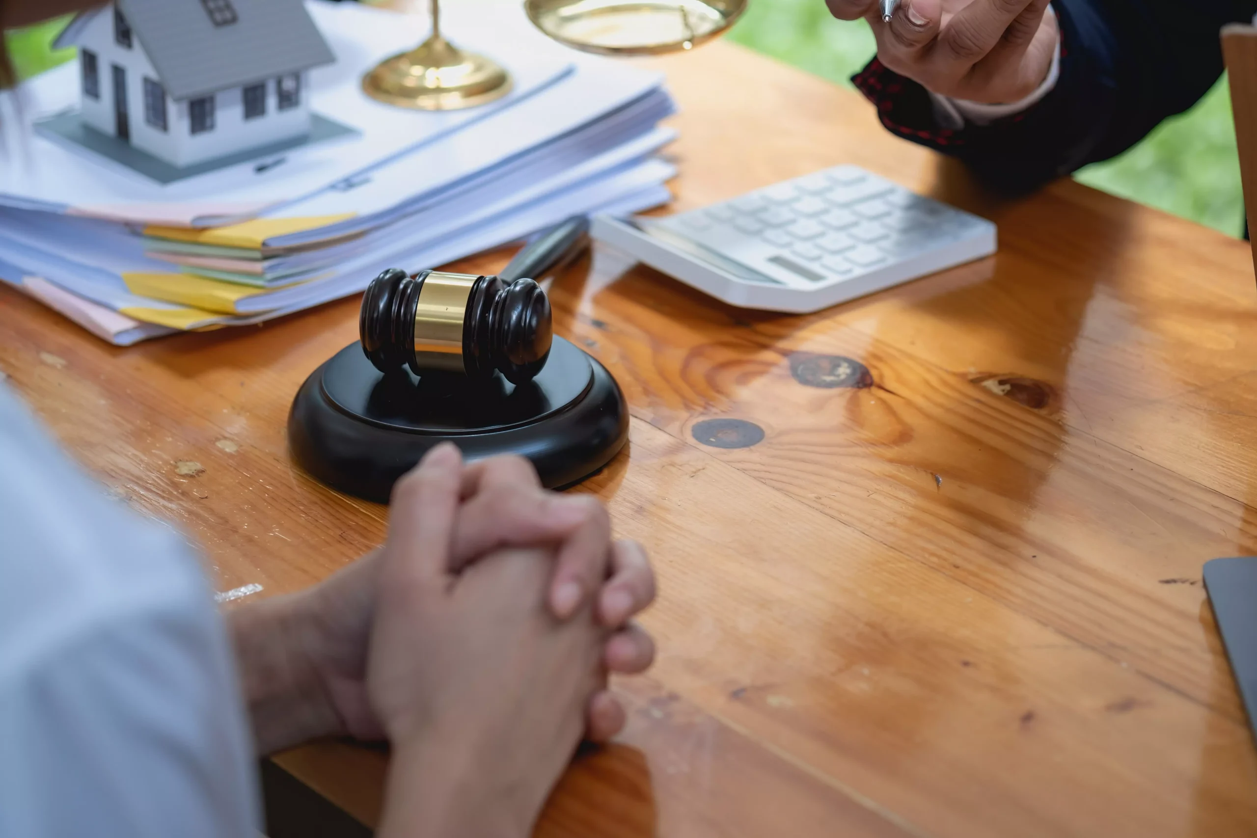進入訴訟,兩人在進行談判,桌上有法官槌